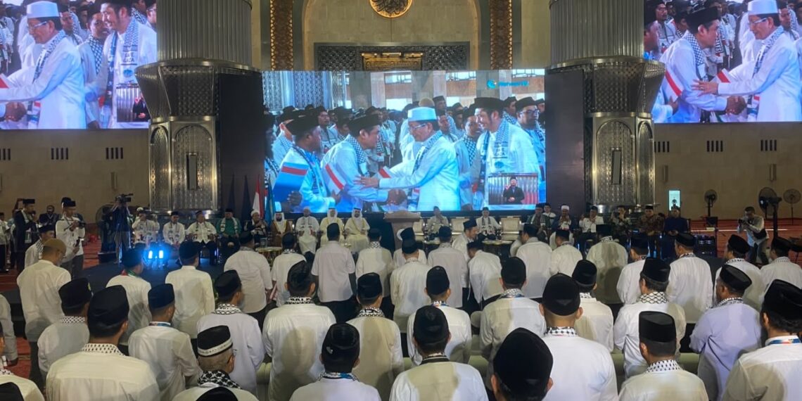 Menteri Agama Nasaruddin Umar optimistis Indonesia dapat terbebas dari buta huruf Al-Qur’an dalam tiga tahun. Optimisme itu disampaikan saat mengukuhkan 10.000 guru ngaji yang akan menjadi bagian dari gerakan pembelajaran Al-Qur’an di berbagai daerah.(Foto: Humas Kemenag)