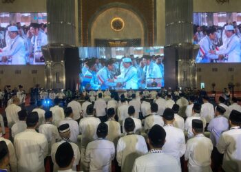 Menteri Agama Nasaruddin Umar optimistis Indonesia dapat terbebas dari buta huruf Al-Qur’an dalam tiga tahun. Optimisme itu disampaikan saat mengukuhkan 10.000 guru ngaji yang akan menjadi bagian dari gerakan pembelajaran Al-Qur’an di berbagai daerah.(Foto: Humas Kemenag)