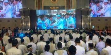 Menteri Agama Nasaruddin Umar optimistis Indonesia dapat terbebas dari buta huruf Al-Qur’an dalam tiga tahun. Optimisme itu disampaikan saat mengukuhkan 10.000 guru ngaji yang akan menjadi bagian dari gerakan pembelajaran Al-Qur’an di berbagai daerah.(Foto: Humas Kemenag)