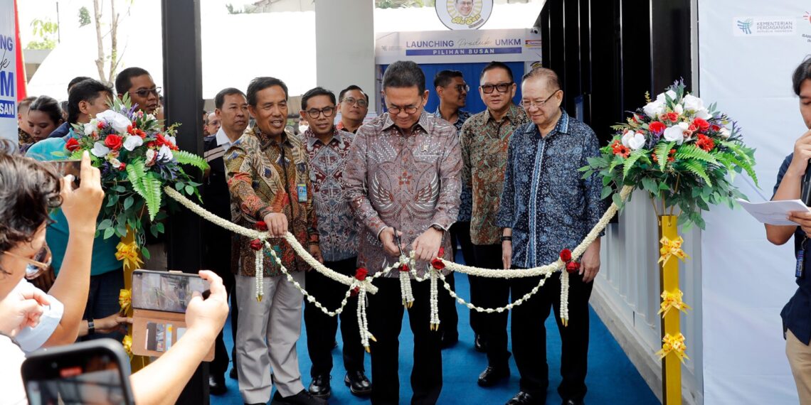 Menteri Perdagangan Budi Santoso meresmikan gerai Point Coffee dan Pojok Product Placement Pilihan Busan (Pojok PPPB) di lapangan parkir Kementerian Perdagangan, Jakarta, pada Rabu, (12/8).(Foto: Humas Kemendag)