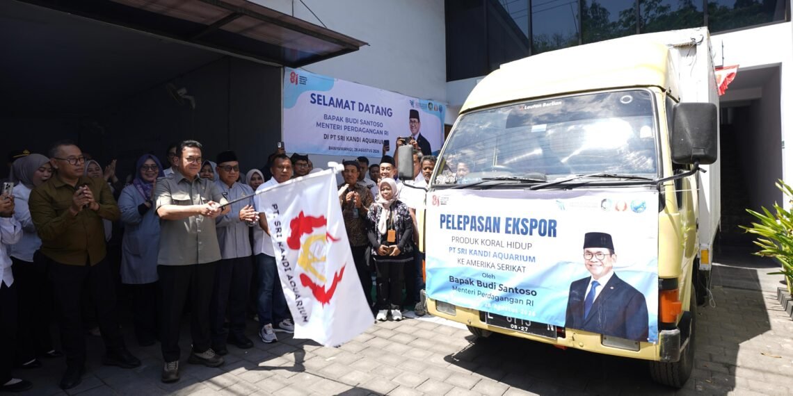 Mendag Busan melepas ekspor koral hidup hasil budi daya PT Sri Kandi Aquarium, salah satu eksportir dan pembudi daya koral hias, di Banyuwangi, Jawa Timur, Jumat (28/8).(Foto: Humas Kemendag)