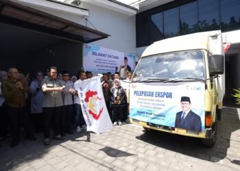 Mendag Busan melepas ekspor koral hidup hasil budi daya PT Sri Kandi Aquarium, salah satu eksportir dan pembudi daya koral hias, di Banyuwangi, Jawa Timur, Jumat (28/8).(Foto: Humas Kemendag)