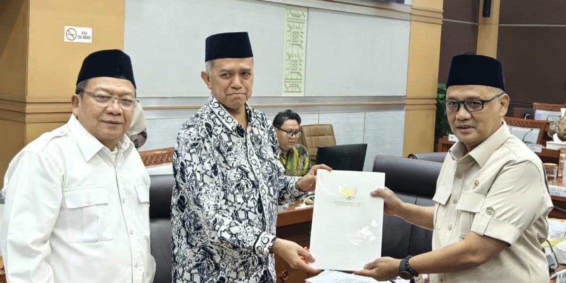 Menteri Haji dan Umrah (Menhaj) Mochamad Irfan Yusuf (kanan) secara resmi menyampaikan usulan Biaya Penyelenggaraan Ibadah Haji (BPIH) Tahun 1448 H/2027 M dalam Rapat Kerja bersama Komisi VIII DPR RI di Gedung Parlemen, Senayan, Jakarta, Rabu (19/8/2026).(Foto: Dok. Kemenhaj)
