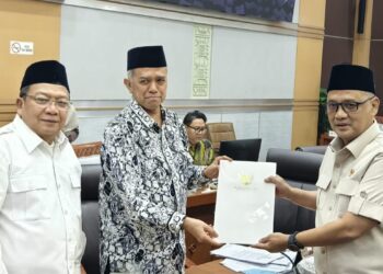 Menteri Haji dan Umrah (Menhaj) Mochamad Irfan Yusuf (kanan) secara resmi menyampaikan usulan Biaya Penyelenggaraan Ibadah Haji (BPIH) Tahun 1448 H/2027 M dalam Rapat Kerja bersama Komisi VIII DPR RI di Gedung Parlemen, Senayan, Jakarta, Rabu (19/8/2026).(Foto: Dok. Kemenhaj)