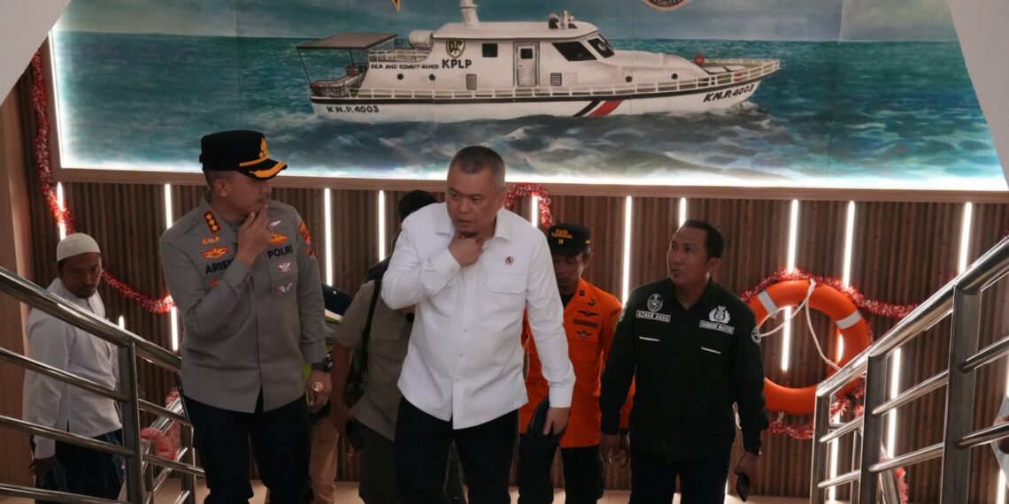 Menteri Perhubungan (Menhub) Dudy Purwagandhi meninjau secara langsung proses evakuasi Penumpang KM Mutiara Sentosa II yang mengalami kebakaran di perairan utara Kabupaten Sumenep, Jawa Timur, Minggu malam (2/8). (Foto: Humas Kemenhub)