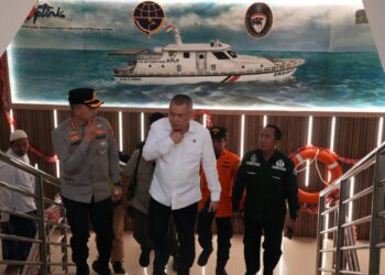Menteri Perhubungan (Menhub) Dudy Purwagandhi meninjau secara langsung proses evakuasi Penumpang KM Mutiara Sentosa II yang mengalami kebakaran di perairan utara Kabupaten Sumenep, Jawa Timur, Minggu malam (2/8). (Foto: Humas Kemenhub)
