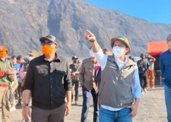 Menteri Kehutanan Raja Juli Antoni bersama Muspida Jatim meninjau langsung penanganan kebakaran di kawasan Taman Nasional Bromo Tengger Semeru (TNBTS), Jawa Timur, Minggu (9/8).(Foto: Humas Kementerian Kehutanan)
