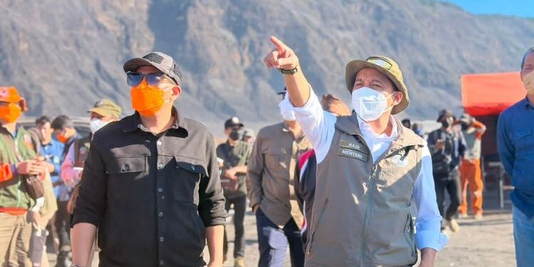 Menteri Kehutanan Raja Juli Antoni bersama Muspida Jatim meninjau langsung penanganan kebakaran di kawasan Taman Nasional Bromo Tengger Semeru (TNBTS), Jawa Timur, Minggu (9/8).(Foto: Humas Kementerian Kehutanan)