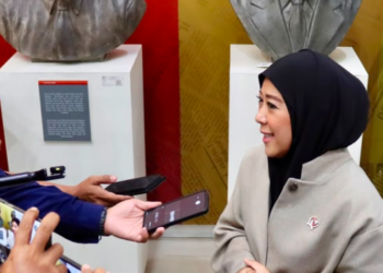 Menkomdigi Meutya Hafid memberikan keterangan kepada awak media di Monuman Pers, Solo, Jawa Tengah, Selasa (25/08/2026) terkait Yogi Starlink.(Foto: Humas Komdigi)