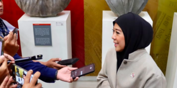 Menkomdigi Meutya Hafid memberikan keterangan kepada awak media di Monuman Pers, Solo, Jawa Tengah, Selasa (25/08/2026) terkait Yogi Starlink.(Foto: Humas Komdigi)