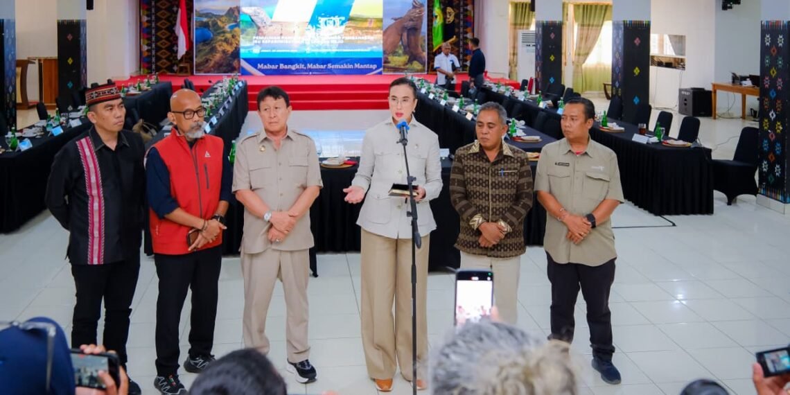 - Menteri Pariwisata (Menpar) Widiyanti Putri menggelar jumpa pers usai pertemuan dengan Pemerintah Daerah Manggarai Barat serta pelaku industri dan asosiasi pariwisata di Labuan Bajo untuk membahas langkah pemulihan pariwisata Flores pascagempa bumi M7,7,sekaligus berbagai isu strategis pengembangan pariwisata Labuan Bajo.(Foto: Humas Kemenpar)