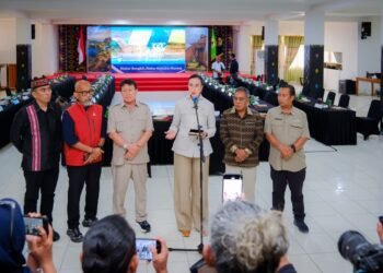 - Menteri Pariwisata (Menpar) Widiyanti Putri menggelar jumpa pers usai pertemuan dengan Pemerintah Daerah Manggarai Barat serta pelaku industri dan asosiasi pariwisata di Labuan Bajo untuk membahas langkah pemulihan pariwisata Flores pascagempa bumi M7,7,sekaligus berbagai isu strategis pengembangan pariwisata Labuan Bajo.(Foto: Humas Kemenpar)