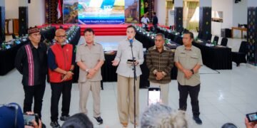 - Menteri Pariwisata (Menpar) Widiyanti Putri menggelar jumpa pers usai pertemuan dengan Pemerintah Daerah Manggarai Barat serta pelaku industri dan asosiasi pariwisata di Labuan Bajo untuk membahas langkah pemulihan pariwisata Flores pascagempa bumi M7,7,sekaligus berbagai isu strategis pengembangan pariwisata Labuan Bajo.(Foto: Humas Kemenpar)