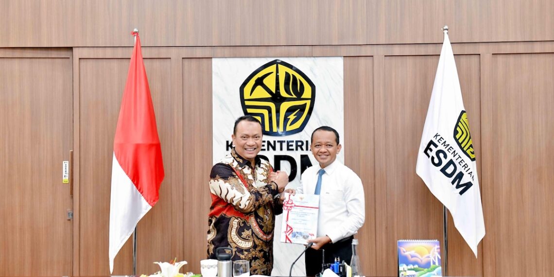 Menteri ESDM Bahlil Lahadalia (kanan) dan Anggota I BPK Nyoman Adhi Suryadnyana. Realisasi PNBP Kementerian Energi dan Sumber Daya Mineral mencapai Rp138,40 triliun sepanjang 2025, melampaui target sebesar Rp127,48 triliun, atau mencapai 108,56 Persen. (Foto: Humas Kementerian ESDM)