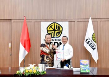 Menteri ESDM Bahlil Lahadalia (kanan) dan Anggota I BPK Nyoman Adhi Suryadnyana. Realisasi PNBP Kementerian Energi dan Sumber Daya Mineral mencapai Rp138,40 triliun sepanjang 2025, melampaui target sebesar Rp127,48 triliun, atau mencapai 108,56 Persen. (Foto: Humas Kementerian ESDM)