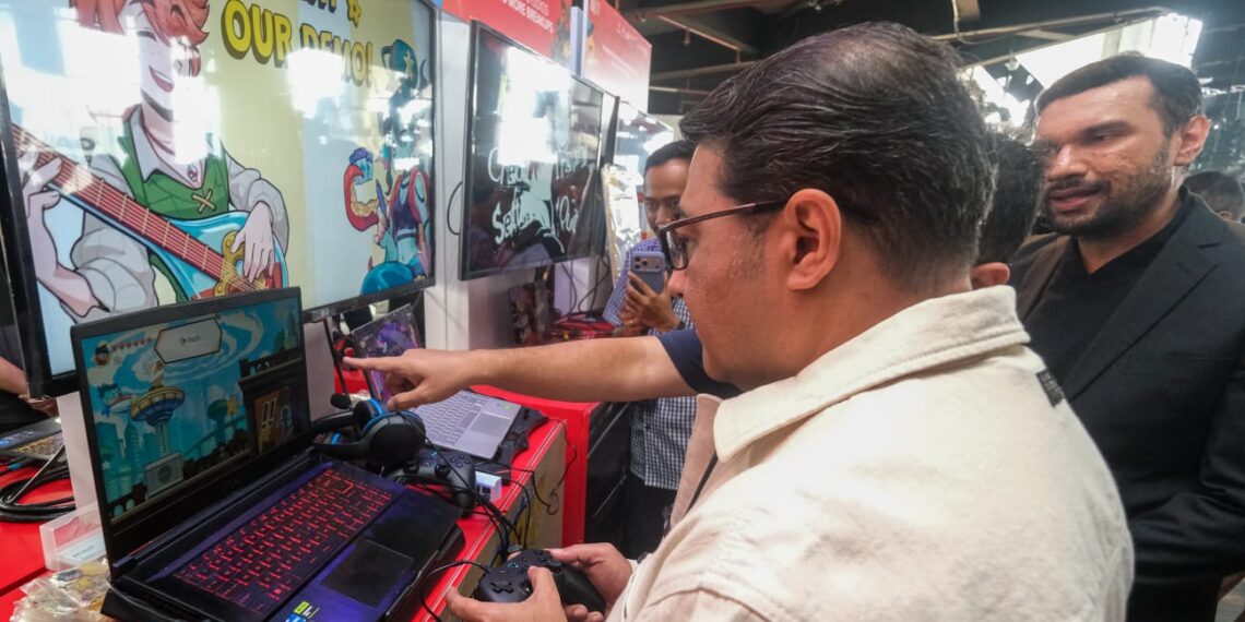 Menteri Ekonomi Kreatif/Kepala Badan Ekonomi Kreatif, Teuku Riefky Harsya mencoba gim karya pengembang lokal saat menghadiri Hari Game Indonesia (Hargai) Playday 2026 di Garuda Spark Innovation Hub, Jakarta, Sabtu (8/8/2026).(Foto: Dok. Biro Komunikasi Kementerian Ekonomi Kreatif/Badan Ekonomi Kreatif)