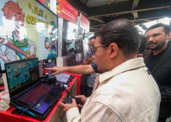 Menteri Ekonomi Kreatif/Kepala Badan Ekonomi Kreatif, Teuku Riefky Harsya mencoba gim karya pengembang lokal saat menghadiri Hari Game Indonesia (Hargai) Playday 2026 di Garuda Spark Innovation Hub, Jakarta, Sabtu (8/8/2026).(Foto: Dok. Biro Komunikasi Kementerian Ekonomi Kreatif/Badan Ekonomi Kreatif)