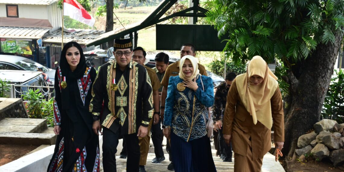 Menteri Ekonomi Kreatif Republik (Ekraf) Teuku Riefky Harsya (kedua kiri) melakukan kunjungan kerja ke Kabupaten Sumedang didampingi Sekda Kab, Sumedang Tuti Ruswati (Kedua kanan).(Foto: Humas Pemkab Sumedang)