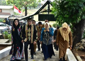 Menteri Ekonomi Kreatif Republik (Ekraf) Teuku Riefky Harsya (kedua kiri) melakukan kunjungan kerja ke Kabupaten Sumedang didampingi Sekda Kab, Sumedang Tuti Ruswati (Kedua kanan).(Foto: Humas Pemkab Sumedang)