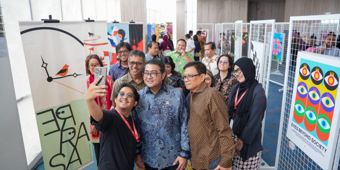 Menteri Ekonomi Kreatif/Kepala Badan Ekonomi Kreatif (Ekraf), Teuku Riefky Harsya, menghadiri pembukaan Re:Rasa International Poster Biennale 2026 di Universitas Paramadina, Jakarta. (Foto: Dok. Biro Komunikasi Kementerian Ekraf/ Badan Ekonomi Kreatif.)