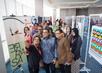 Menteri Ekonomi Kreatif/Kepala Badan Ekonomi Kreatif (Ekraf), Teuku Riefky Harsya, menghadiri pembukaan Re:Rasa International Poster Biennale 2026 di Universitas Paramadina, Jakarta. (Foto: Dok. Biro Komunikasi Kementerian Ekraf/ Badan Ekonomi Kreatif.)