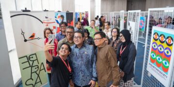 Menteri Ekonomi Kreatif/Kepala Badan Ekonomi Kreatif (Ekraf), Teuku Riefky Harsya, menghadiri pembukaan Re:Rasa International Poster Biennale 2026 di Universitas Paramadina, Jakarta. (Foto: Dok. Biro Komunikasi Kementerian Ekraf/ Badan Ekonomi Kreatif.)