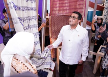 Menteri Ekraf Teuku Riefky Harsya, membuka Weaving Archipelago, bagian dari rangkaian Glorify Indonesia 2026, di Senayan City, Jakarta, Rabu (12/8).(Dok. Biro Komunikasi Kementerian Ekraf/ Badan Ekonomi Kreatif)