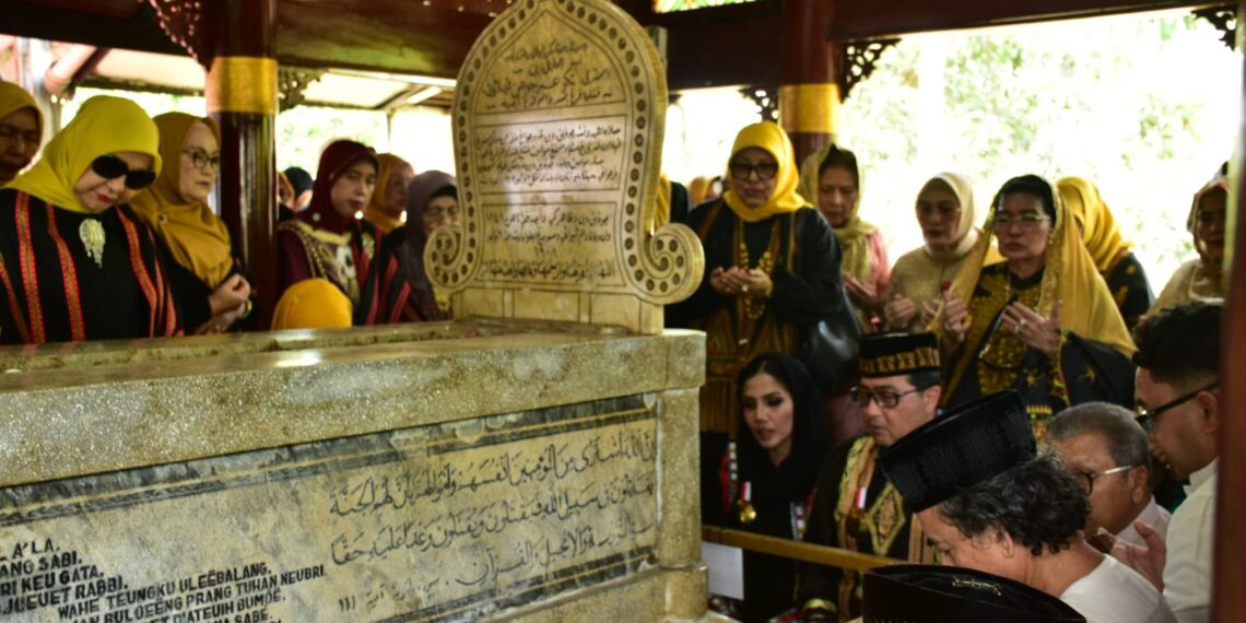 Menteri Ekonomi Kreatif Teuku Riefky Harsya ziarah ke makam Cut Nyak Dien.(Foto: Humas Pemkab Sumedang)