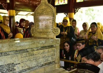 Menteri Ekonomi Kreatif Teuku Riefky Harsya ziarah ke makam Cut Nyak Dien.(Foto: Humas Pemkab Sumedang)