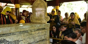 Menteri Ekonomi Kreatif Teuku Riefky Harsya ziarah ke makam Cut Nyak Dien.(Foto: Humas Pemkab Sumedang)