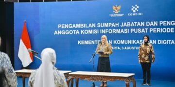 Menkomdigi Meutya Hafid menyampaikan amanat dalam acara Pengambilan Sumpah Jabatan dan Pengukuhan Anggota Komisi Informasi Pusat atau KIP Periode 2026-2030 di Media Center, Kantor Kementerian Komdigi, Jakarta Pusat, Senin (03/08/2026). Foto: Ahmad Tri Hawaari/Komdigi