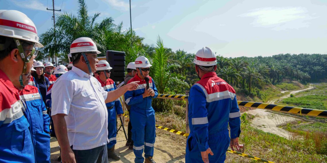 Menteri Lingkungan Hidup/Kepala Badan Pengendalian Lingkungan Hidup (KLH/BPLH), Moh Jumhur Hidayat, melakukan kunjungan kerja langsung ke lokasi pemulihan lahan terkontaminasi limbah Bahan Berbahaya dan Beracun (B3) yang dikelola oleh PT Pertamina Hulu Rokan (PHR) di Provinsi Riau, pada Sabtu (15/8/2026). (Foto: Humas Kementerian LH)