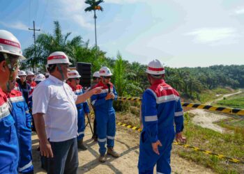 Menteri Lingkungan Hidup/Kepala Badan Pengendalian Lingkungan Hidup (KLH/BPLH), Moh Jumhur Hidayat, melakukan kunjungan kerja langsung ke lokasi pemulihan lahan terkontaminasi limbah Bahan Berbahaya dan Beracun (B3) yang dikelola oleh PT Pertamina Hulu Rokan (PHR) di Provinsi Riau, pada Sabtu (15/8/2026). (Foto: Humas Kementerian LH)