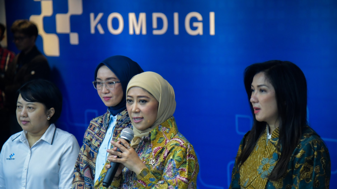 HUT KEMERDEKAAN: Menkomdigi Meutya Hafid didampingi Dirjen Komunikasi Publik dan Media Fifi Aleyda Yahya, Plt. Kepala Biro Humas Kemkomdigi Farida Dewi Maharani, serta Sekretaris KPI Pusat Rhina Anita memberikan keterangan pers di Kantor Kementerian Komdigi, Jakarta Pusat, Senin (03/08/2026). Foto: Pey HS/Komdigi