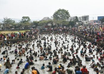 Warga tumpah ruah mengikuti tradisi ngagogo lauk di Kolam Masjid Al Kamil, Pusat Pemerintahan Sumedang (PPS), Senin (17/8/2026) memeriahkan Hari Ulang Tahun (HUT) ke-81 Kemerdekaan Republik Indonesia.(Foto: Humas Pemkab Sumedang)