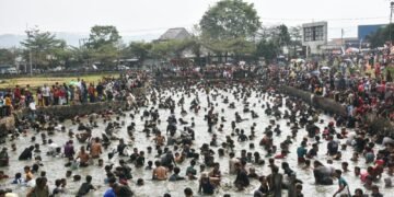 Warga tumpah ruah mengikuti tradisi ngagogo lauk di Kolam Masjid Al Kamil, Pusat Pemerintahan Sumedang (PPS), Senin (17/8/2026) memeriahkan Hari Ulang Tahun (HUT) ke-81 Kemerdekaan Republik Indonesia.(Foto: Humas Pemkab Sumedang)