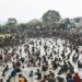 Warga tumpah ruah mengikuti tradisi ngagogo lauk di Kolam Masjid Al Kamil, Pusat Pemerintahan Sumedang (PPS), Senin (17/8/2026) memeriahkan Hari Ulang Tahun (HUT) ke-81 Kemerdekaan Republik Indonesia.(Foto: Humas Pemkab Sumedang)