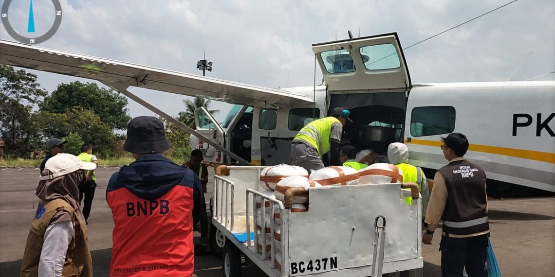 Petugas memuat bahan semai berupa Natrium Klorida ke dalam pesawat yang akan digunakan untuk operasi modifikasi cuaca guna menekan titik panas.(Foto: Tim OMC Provinsi Lampung)