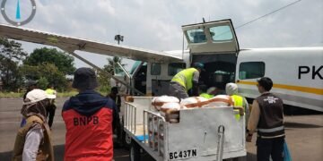 Petugas memuat bahan semai berupa Natrium Klorida ke dalam pesawat yang akan digunakan untuk operasi modifikasi cuaca guna menekan titik panas.(Foto: Tim OMC Provinsi Lampung)