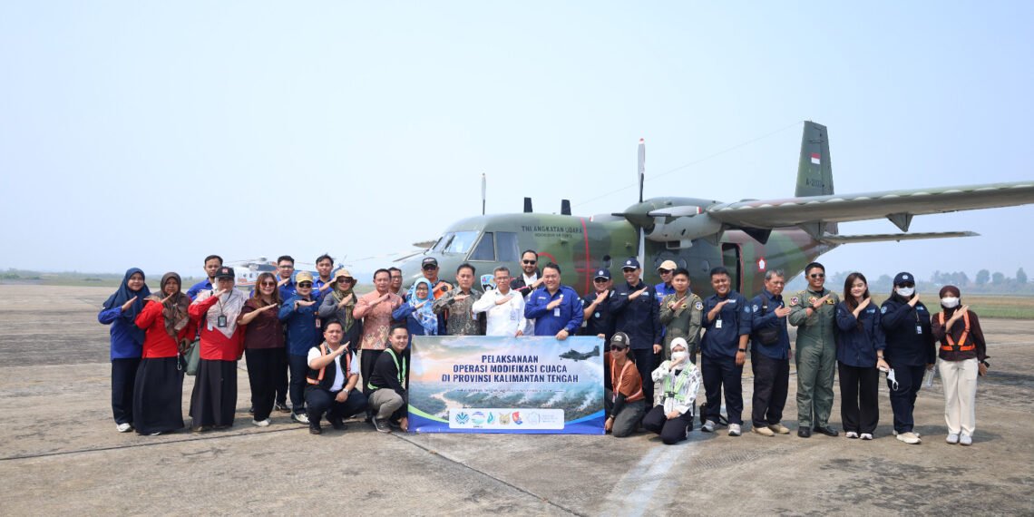 Tim gabungan Operasi Modifikasi Cuaca di Kalimantan.(Foto: Kementerian LH)