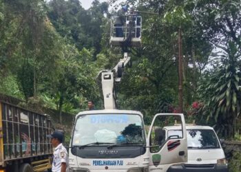 Perbaikan PJU di Cadas Pangeran.(Foto: Humas/Diskominfo Kab. Garut)