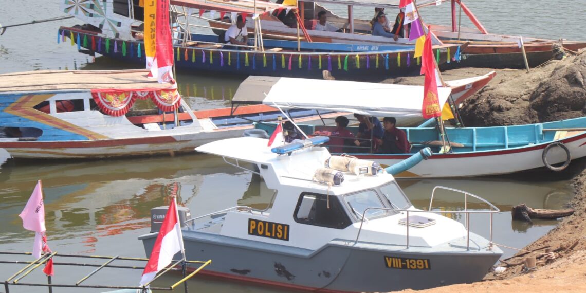 Parade Perahu Pasirtugaran jilid ketiga Sabtu (22/8/2026) sebagai wujud kreativitas masyarakat di pesisir Bendungan Jatigede. (Foto: Humas Pemkab Sumedang)