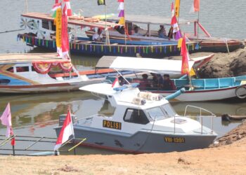 Parade Perahu Pasirtugaran jilid ketiga Sabtu (22/8/2026) sebagai wujud kreativitas masyarakat di pesisir Bendungan Jatigede. (Foto: Humas Pemkab Sumedang)