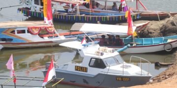 Parade Perahu Pasirtugaran jilid ketiga Sabtu (22/8/2026) sebagai wujud kreativitas masyarakat di pesisir Bendungan Jatigede. (Foto: Humas Pemkab Sumedang)