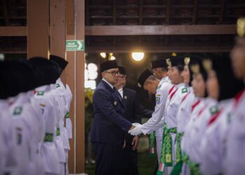Wali Kota Bandung, Muhammad Farhan mengukuhkan secara langsung para anggota Paskibraka Kota Bandung Tahun Angkatan 2026.(Foto: Humas Pemkot Bandung)