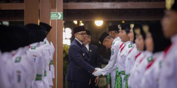 Wali Kota Bandung, Muhammad Farhan mengukuhkan secara langsung para anggota Paskibraka Kota Bandung Tahun Angkatan 2026.(Foto: Humas Pemkot Bandung)