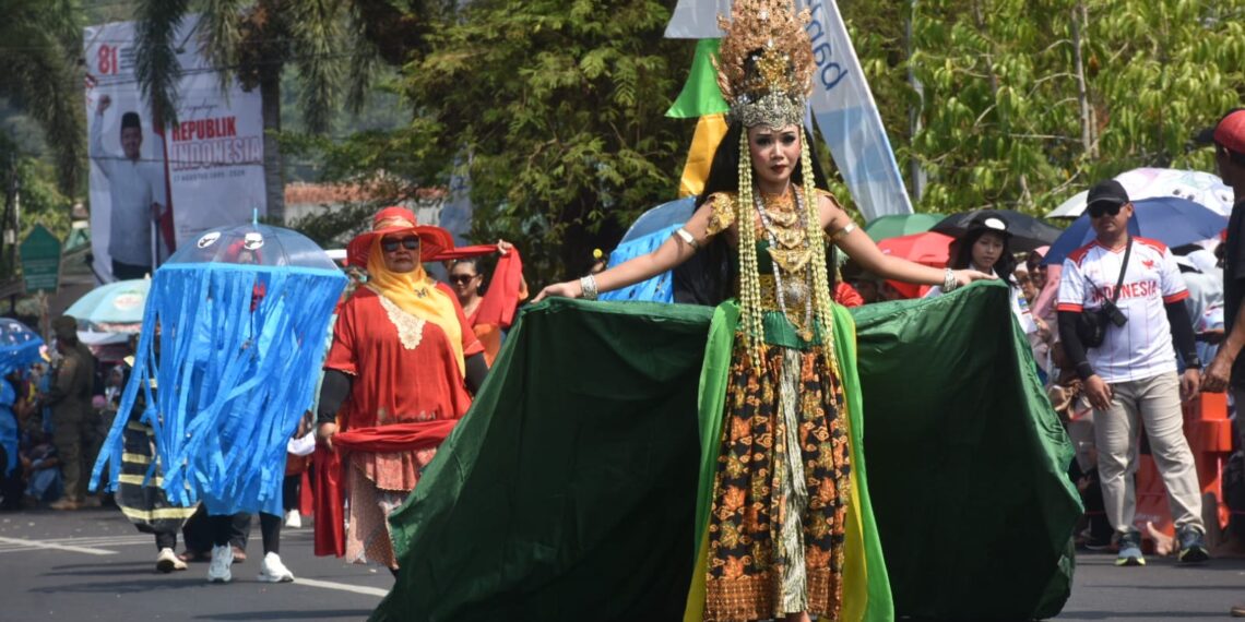 Pawai Pembangunan tingkat Kabupaten Sumedang sedot atensi warga.(Foto: Humas Pemkab Sumedang)