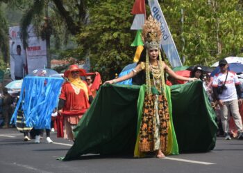 Pawai Pembangunan tingkat Kabupaten Sumedang sedot atensi warga.(Foto: Humas Pemkab Sumedang)