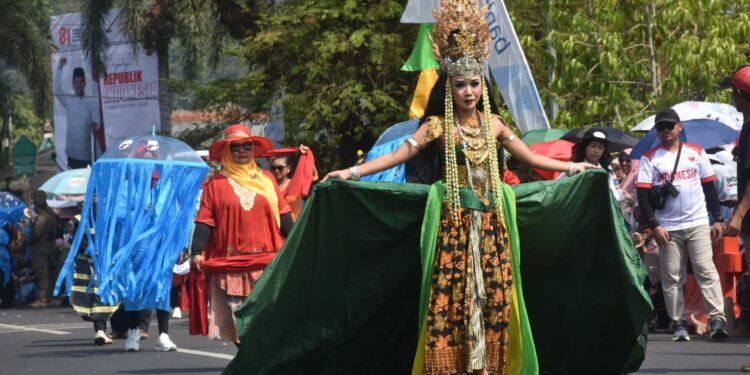 Pawai Pembangunan tingkat Kabupaten Sumedang sedot atensi warga.(Foto: Humas Pemkab Sumedang)