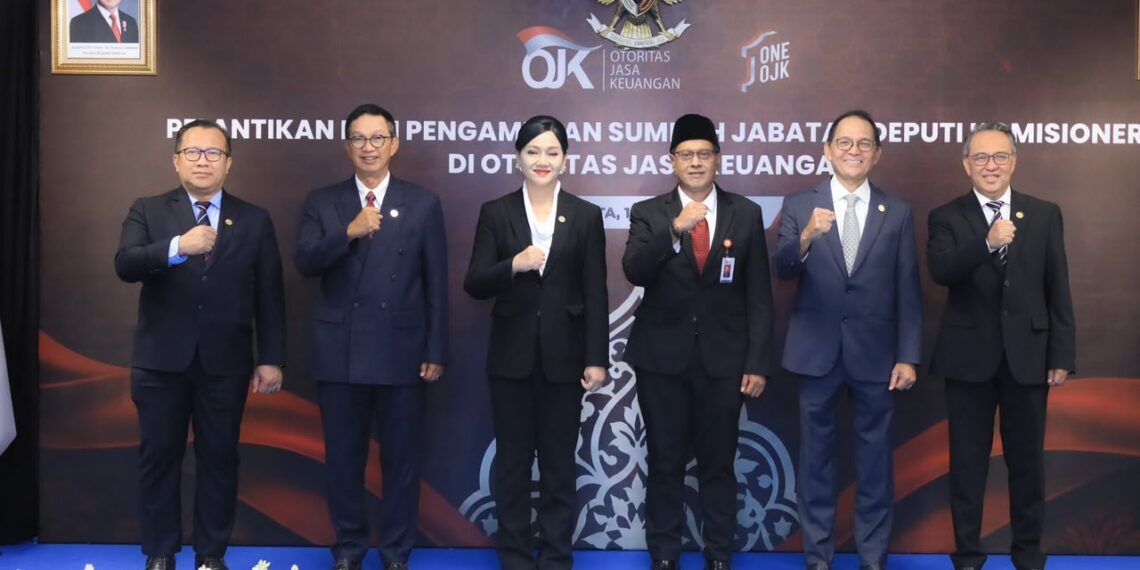 Ketua Dewan Komisioner Otoritas Jasa Keuangan (OJK) Friderica Widyasari Dewi, Rabu ini di Jakarta melantik dan mengambil sumpah jabatan Henry Rialdi sebagai Deputi Komisioner Pengaturan dan Pengawasan Bursa Mineral dan Komoditas Strategis (BMKS).(Foto: Dok. OJK)